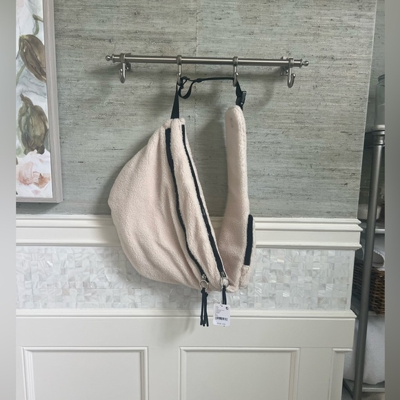 NWT new FREE PEOPLE overachiever Sherpa sling bag white champagne fuzzy - Picture 3 of 17